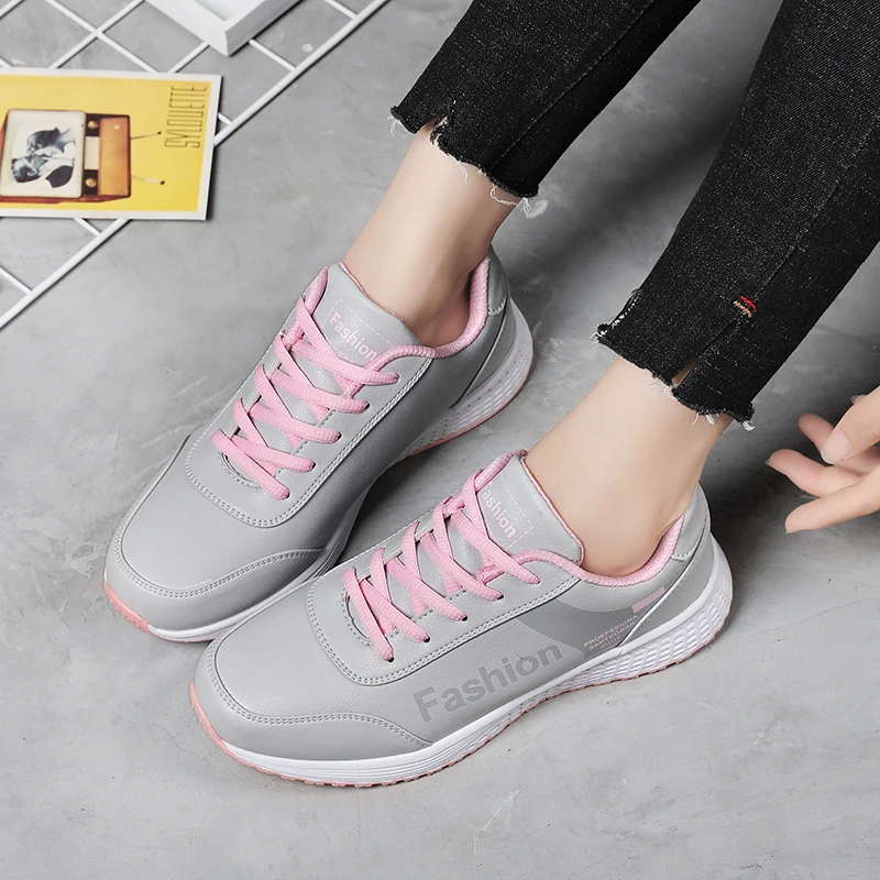 Женские кроссовки на шнуровке Tenis Feminino черные спортивные плоской подошве с