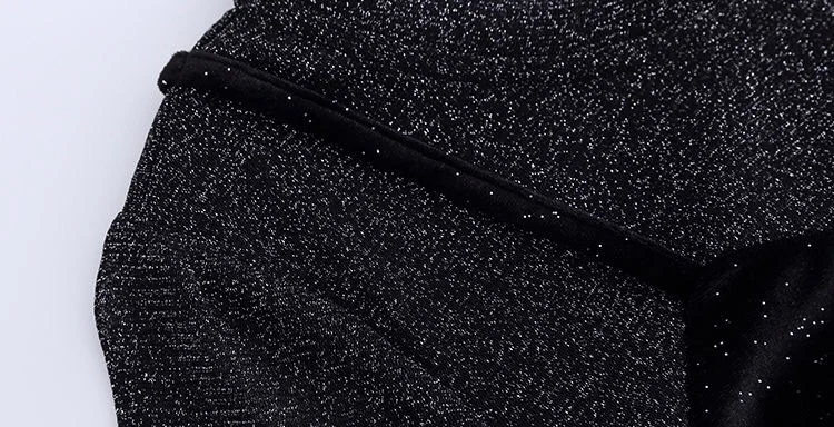 Женское вельветовое платье черное блестящее с длинными рукавами и оборками