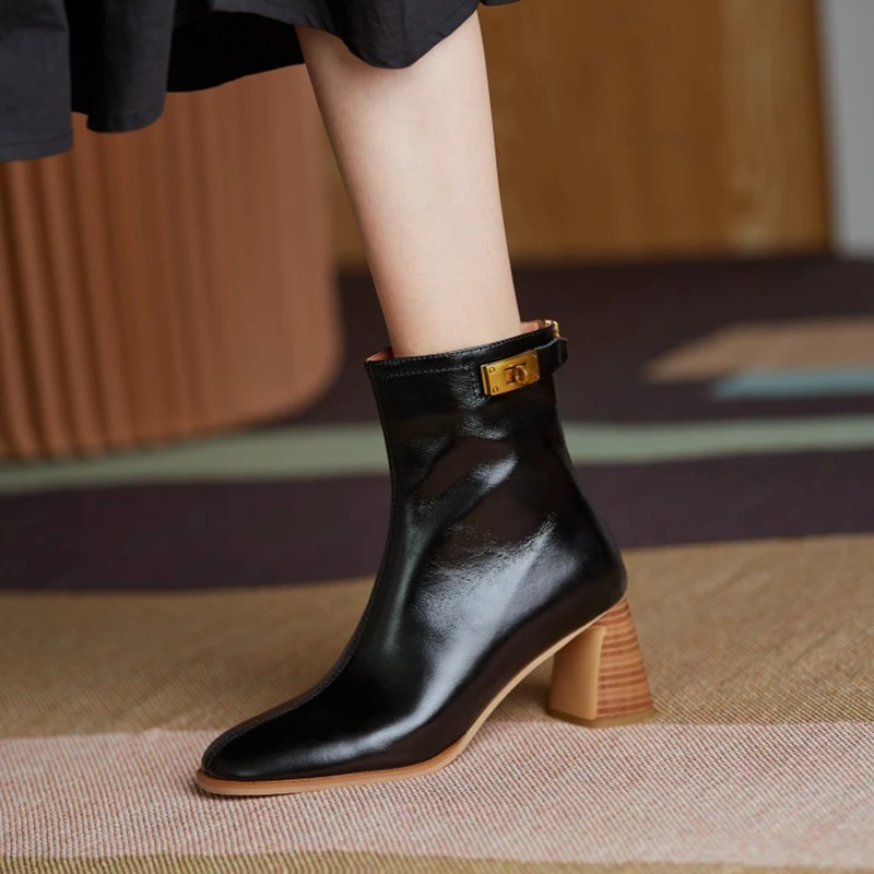 

Женские ботинки из натуральной кожи, на высоком каблуке, с металлической пряжкой