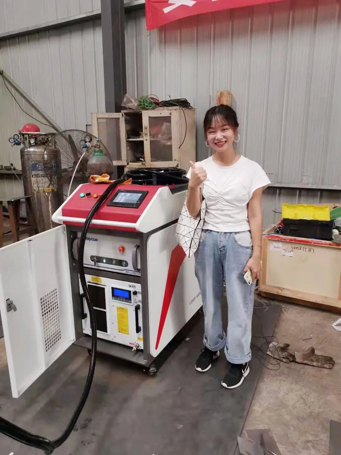 Заводская цена ручной волоконный лазерный сварочный аппарат 1000 Вт с лазерным