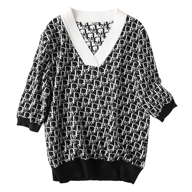 

Women's new foreign-style v-neck five-point sleeve knit top