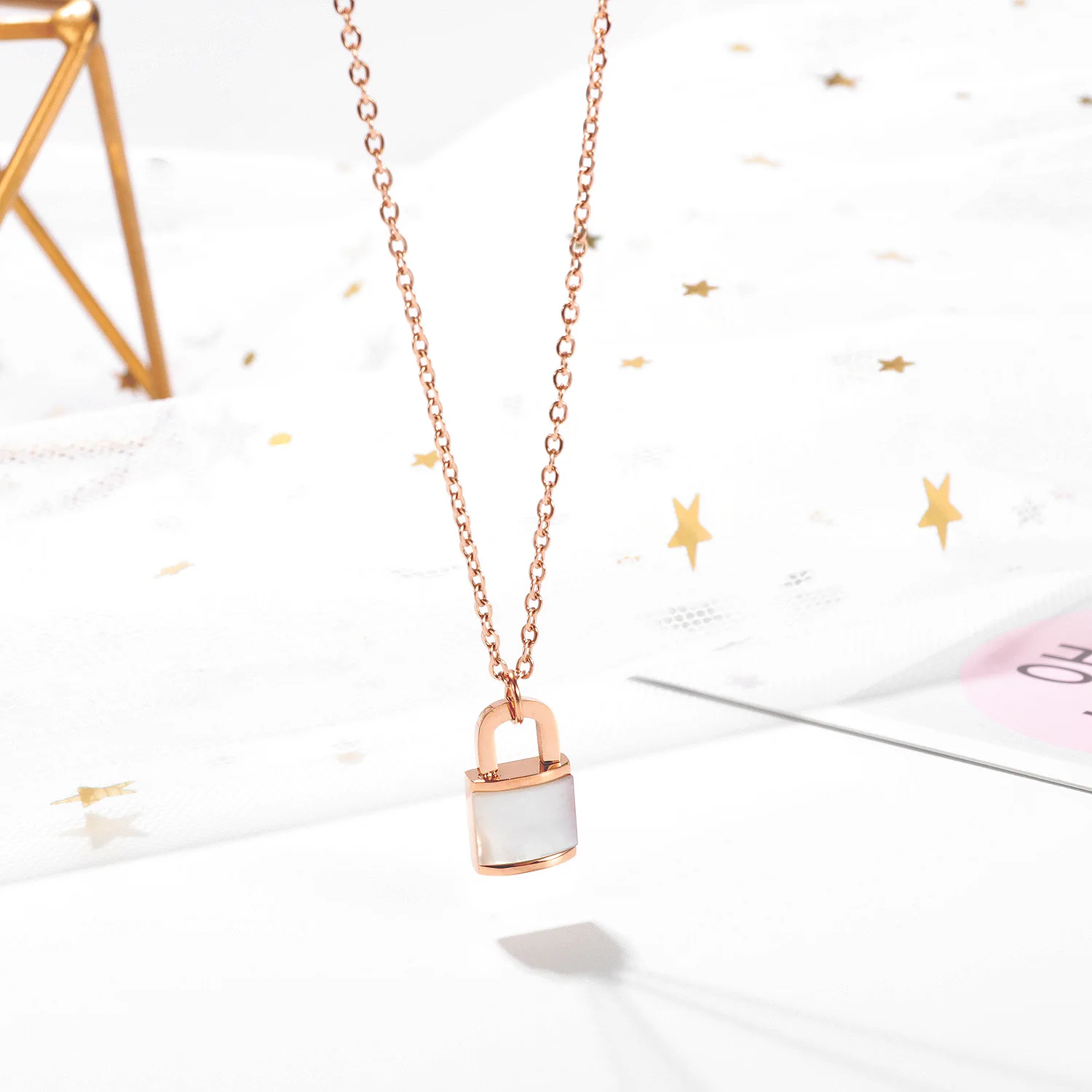 

Personalized White Shell Lock Pendant Women's Fashion Titanium Steel Necklace