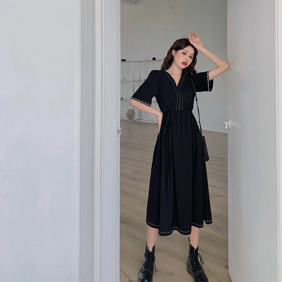 

2021 Summer New Waist Slimming Temperament V-neck Hepburn Style Dress Sneaky Design French Retro Little Black Dress