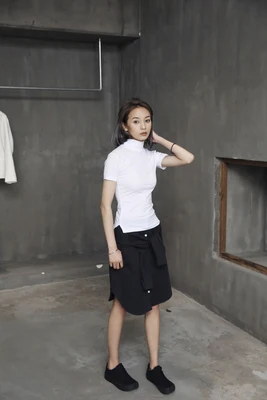 

Черная Оригинальная летняя футболка с коротким рукавом из хлопка с высоким воротником