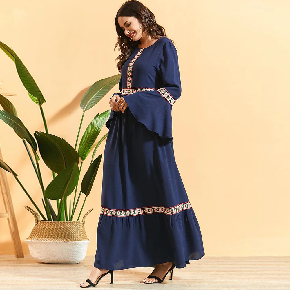 Женское платье макси в этническом стиле с цветочной вышивкой темно синее