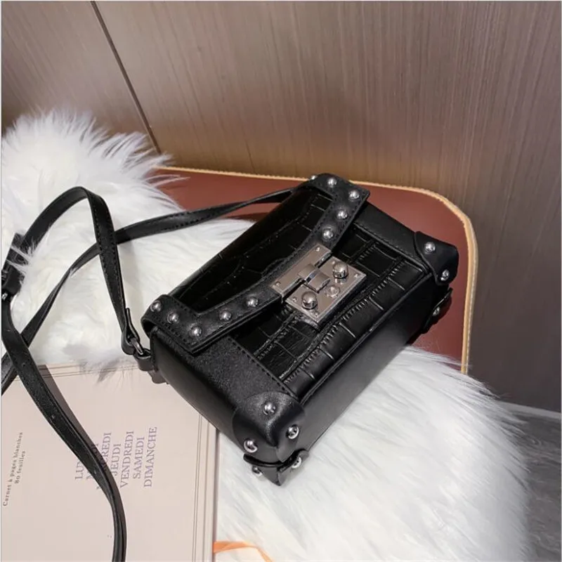 Женская винтажная маленькая квадратная сумка черная через плечо с узором под