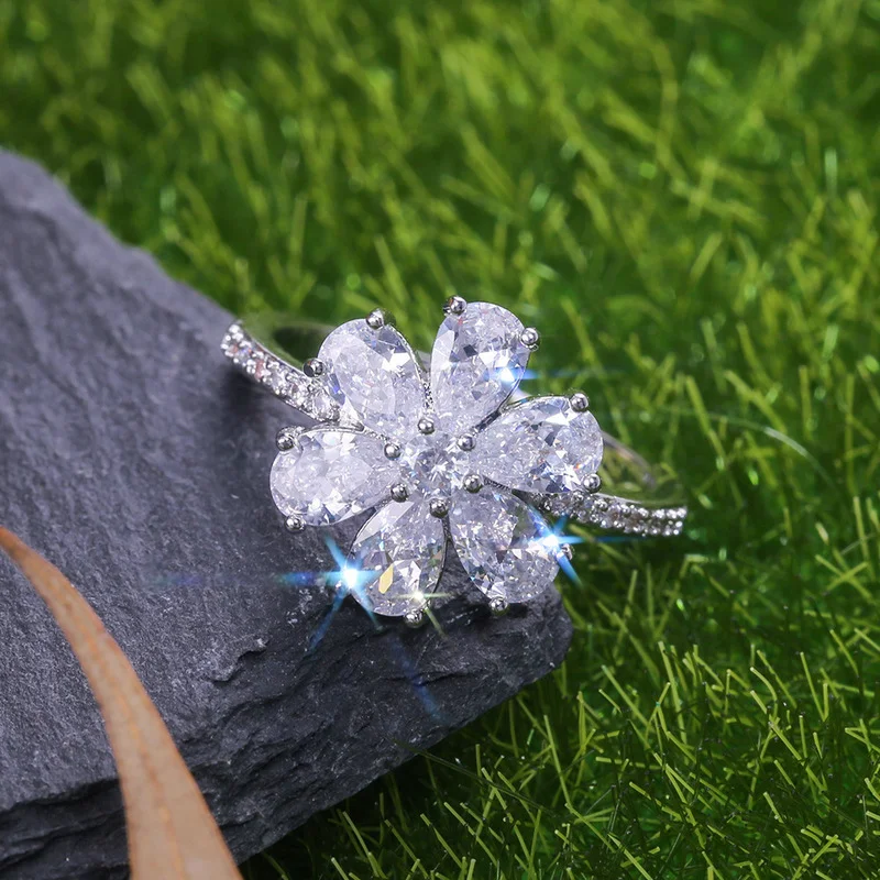 

Trendy Flower Shaped Inlaid White Crystal Zirconium Wedding Ring for Women Silver Color Party Jewelry Hand Accessories