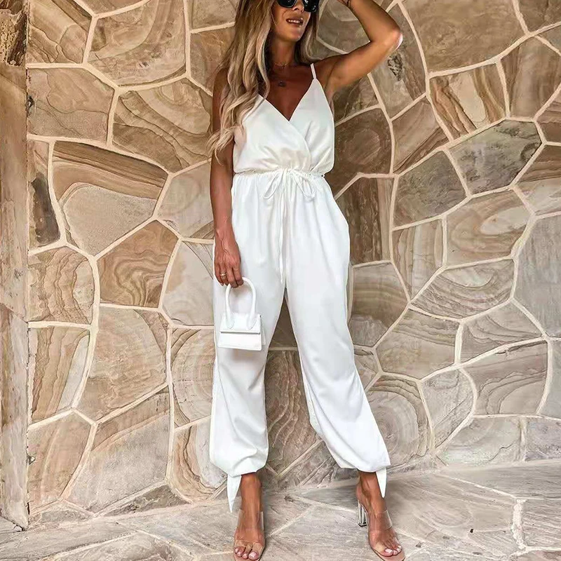 Женский комбинезон на бретельках с V-образным вырезом без спинки |