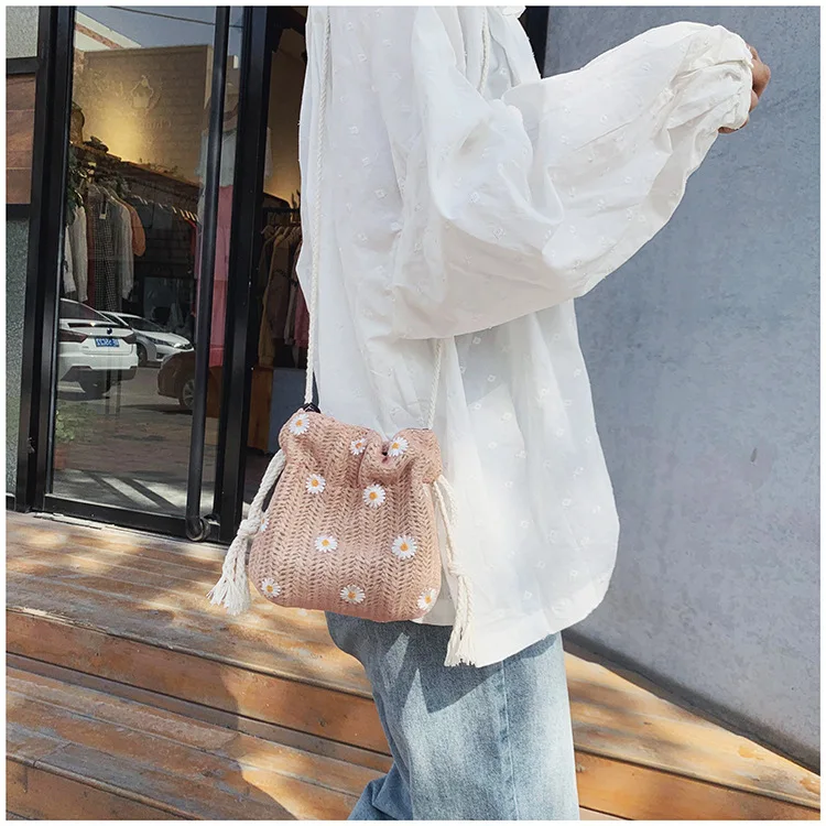 

Fashion Women's Little Daisy Drawstring Mini Crossbody Bag Summer Beach Straw Bag Shoulder Bags Khaki / Blue / Pink