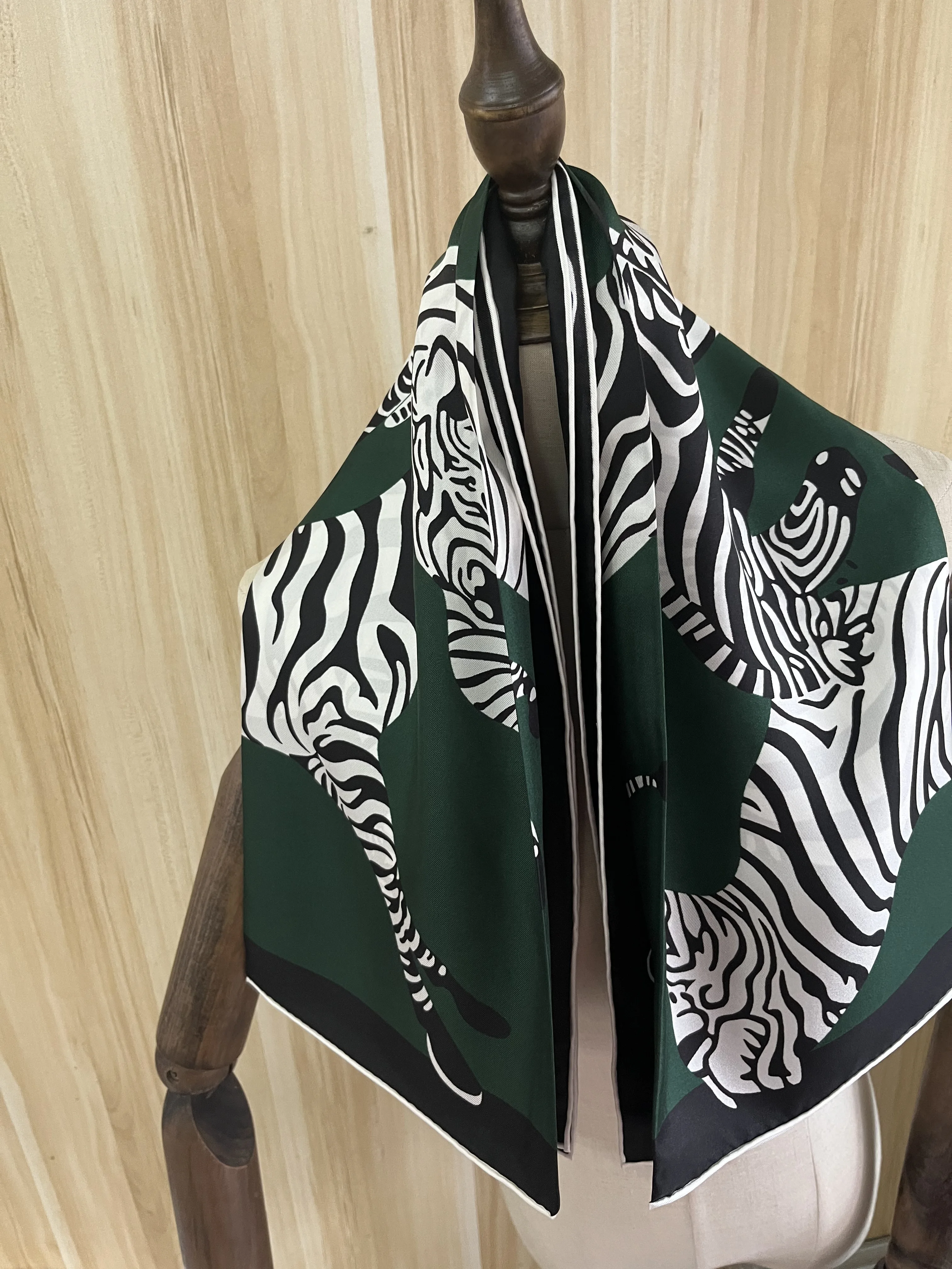 

2022 new arrival winter spring classic horse 100% real silk scarf twill hand made roll 90*90 cm shawl wrap for women lady