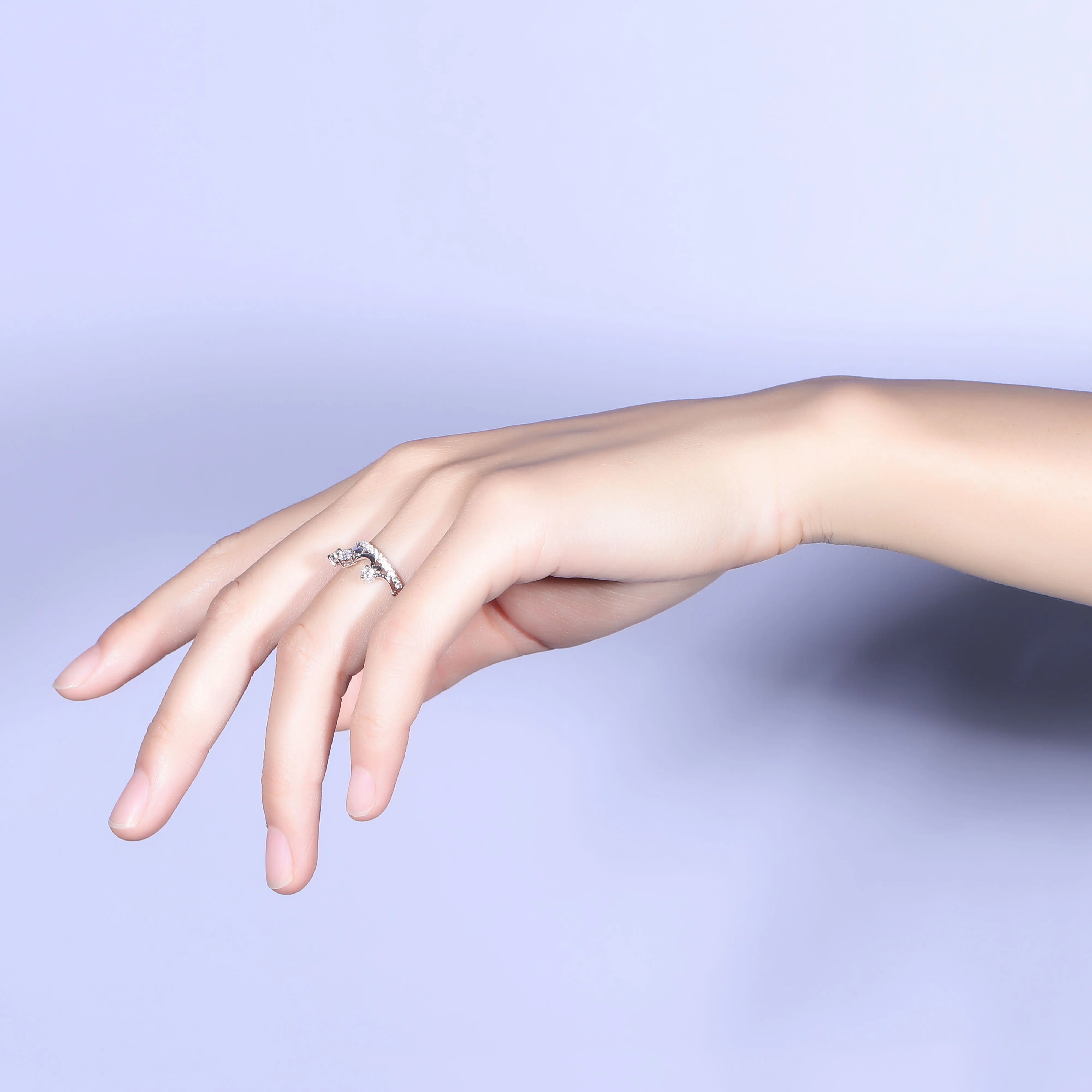 Женский обручальный браслет Transgems из белого золота 14 к 585 пробы с короной F