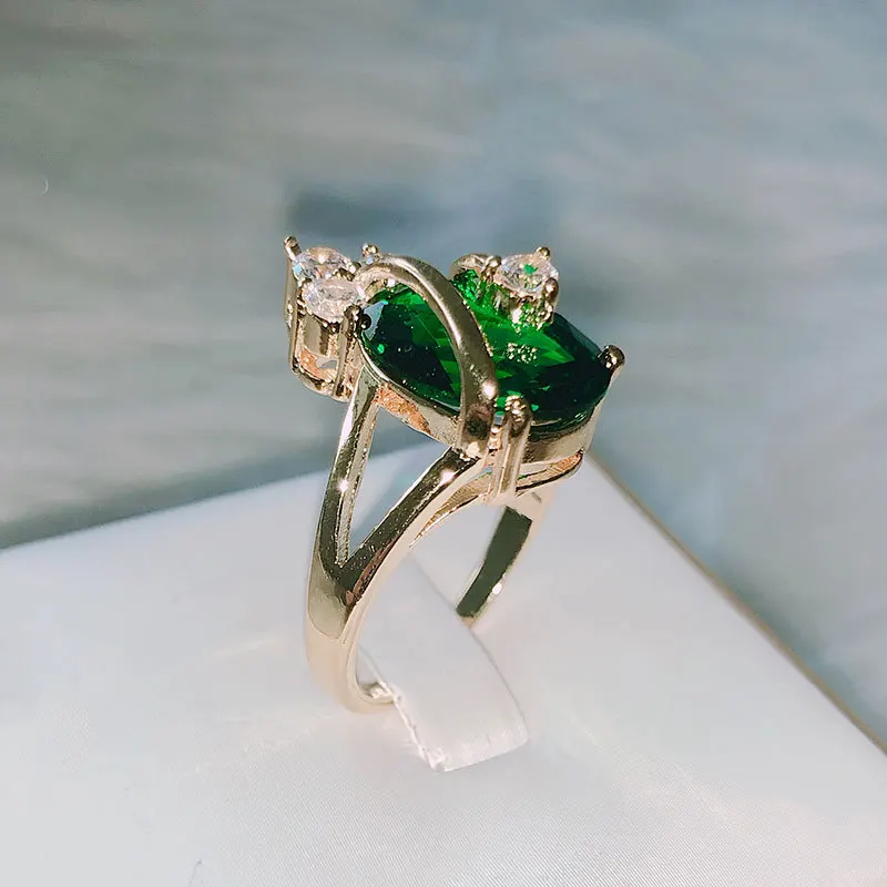 Кольцо женское из серебра 925 пробы с изумрудом