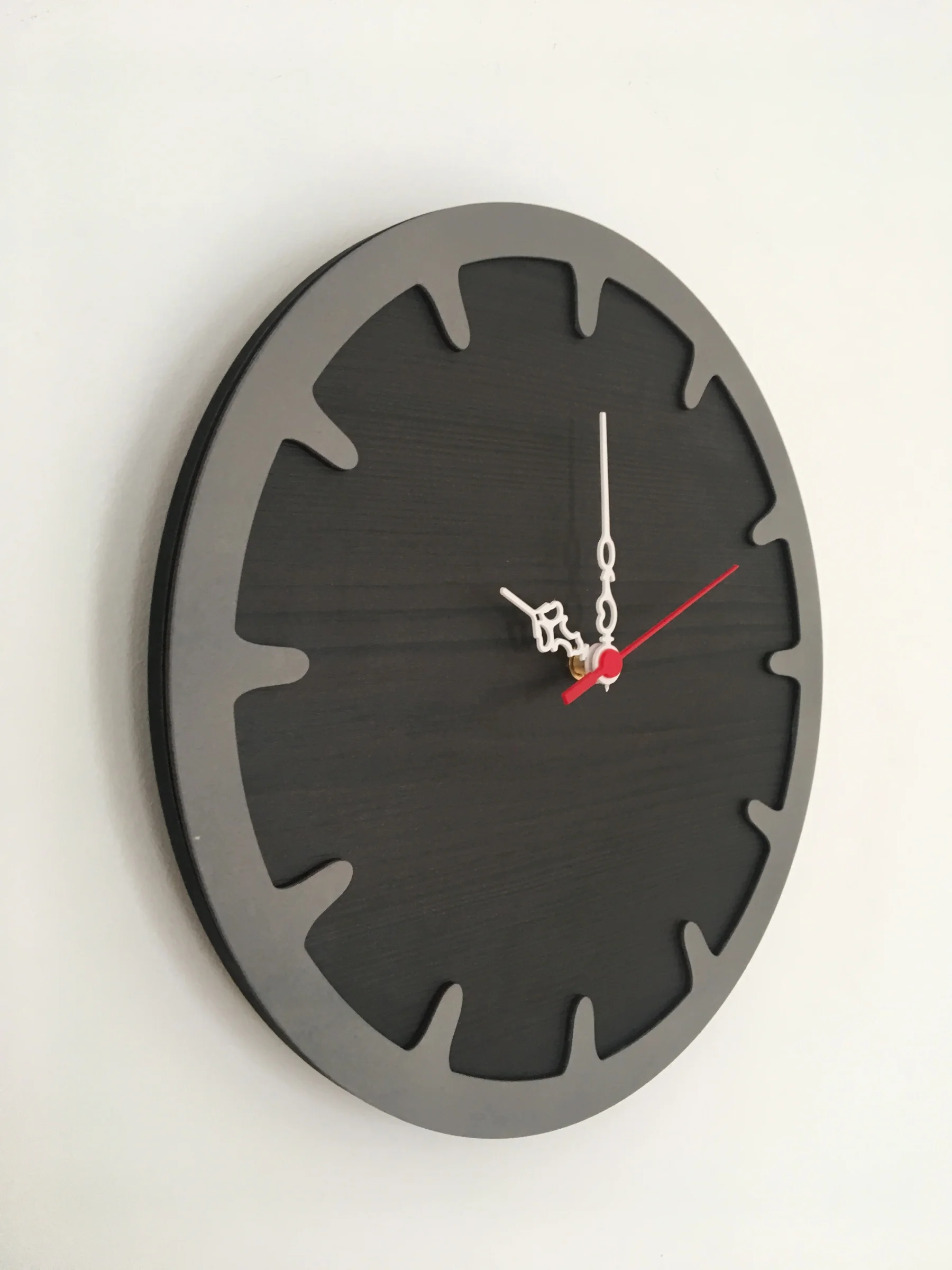 Декоративные настенные часы с изображением черной балки туспа в Северном