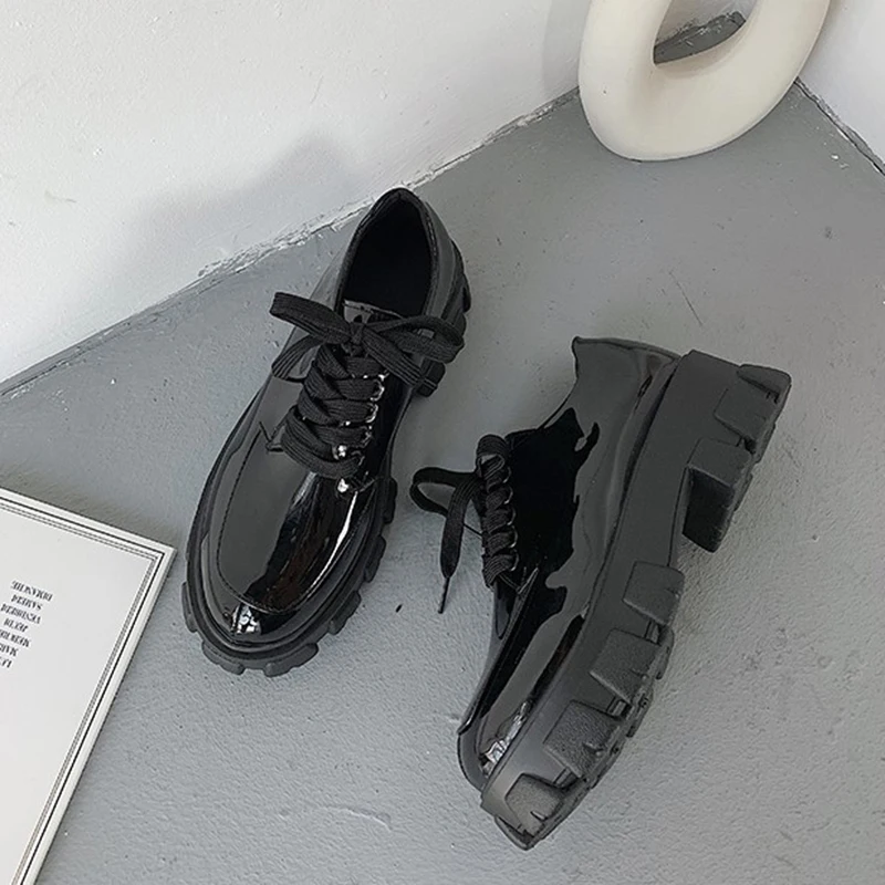 Женские туфли из лакированной кожи ADBOOV черные повседневные на плоской платформе