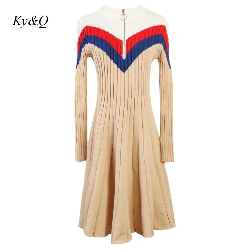 Женское облегающее платье в полоску с круглым вырезом и вышивкой длинными