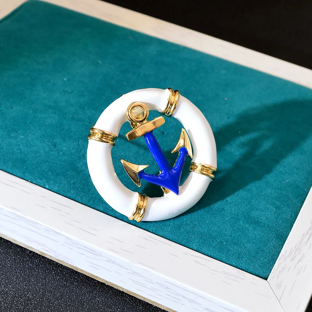 Брошь Мужская круглая с эмалью в морском стиле руль якорь | Украшения и