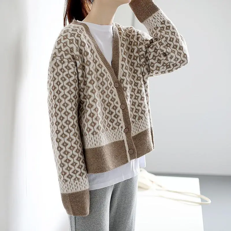 

Knitted cardigan women's autumn and winter retro temperament contrast V-neck rhombic thick loose coat sweater
