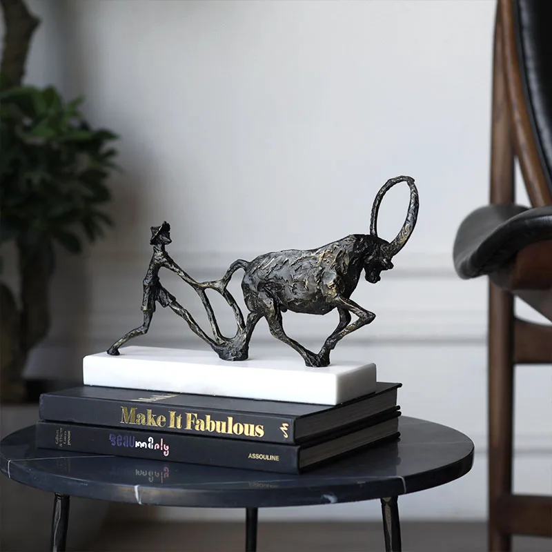 

Creative People Holding Cattle Farming Figurine Ornament Decor Black Metal Art Craft For New House Renovation Marble Furnishing