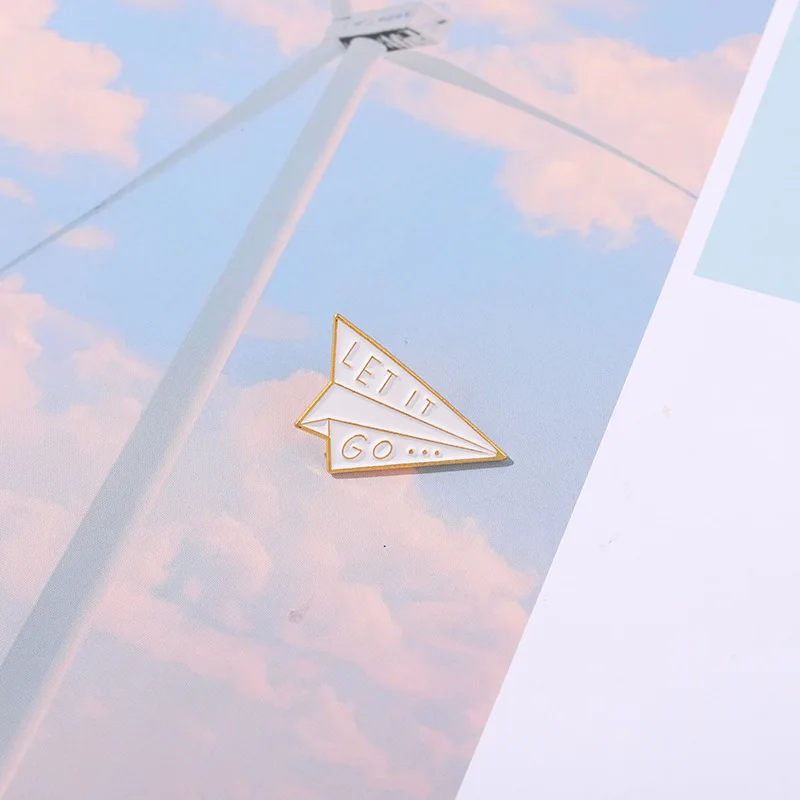 

Enameled Pin Paper Plane Brooch Simple Letter Airplane Shape Brooch Backpack Badge Gold Exquisite Shape Brooch Holiday Gift