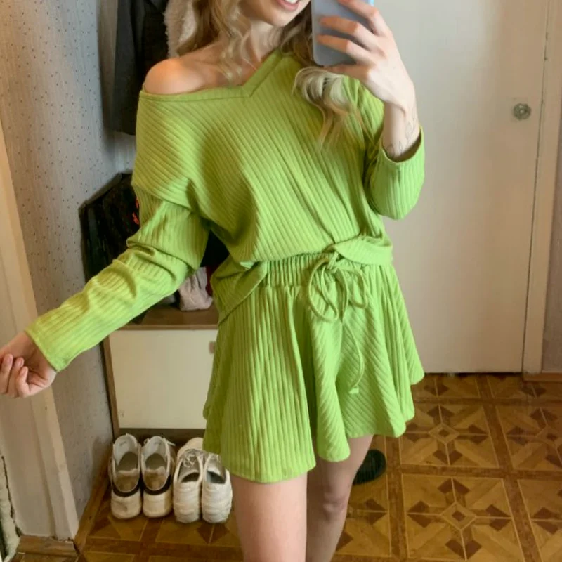 

Casual Fashion 2-piece Women's V-neck Long-sleeved Loose Knit Top High-waist Hip-lifting Elastic Wide-leg Shorts All-match Suit