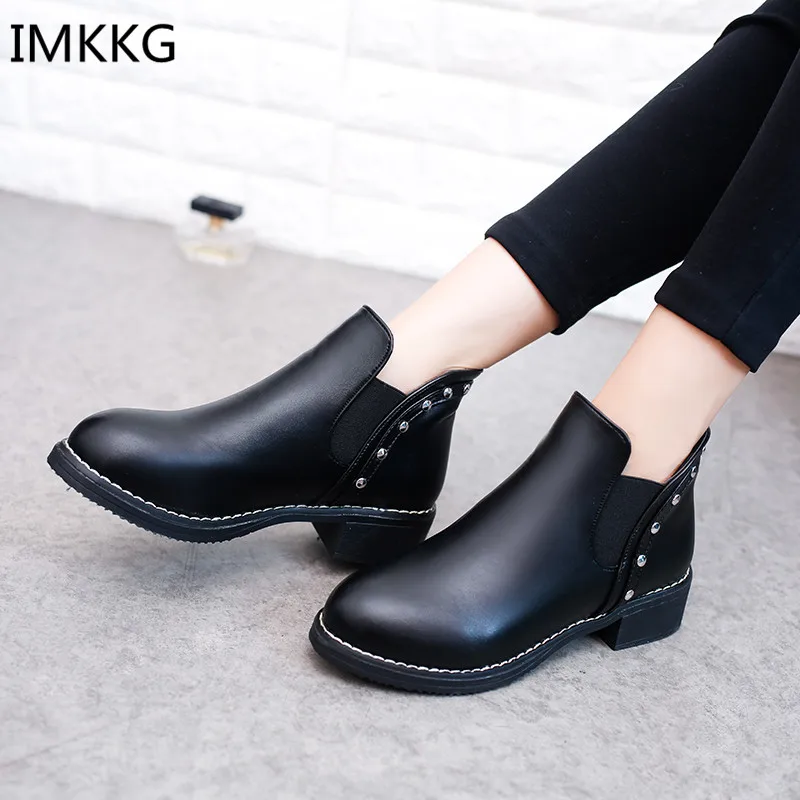 Женские ботинки с круглым носком Черные ботильоны заклепками осенне зимние a672