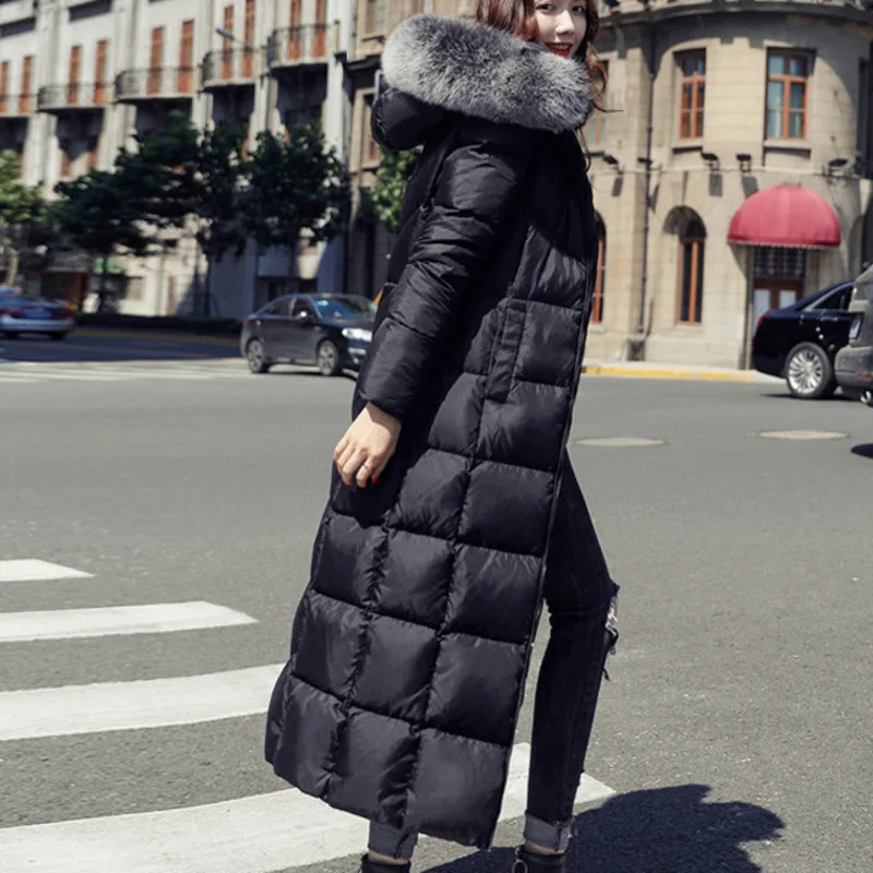 Толстая теплая куртка-пуховик на белом утином пуху зимняя парка с мехом енота