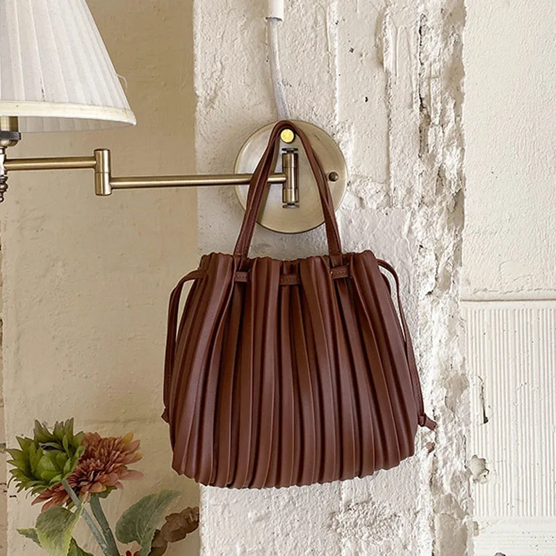 

Luxury Design Pleated Women's Handbag Shoulder Messenger Messenger Bag Leather Tote Vintage Classic Style Ladies Bags Bucket