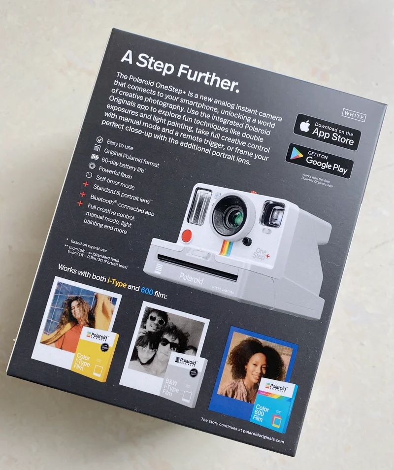 К телефону подключена камера Polaroid Originals Onestep+ White и Black rainbow с пленкой i-type 600 и Bluetooth