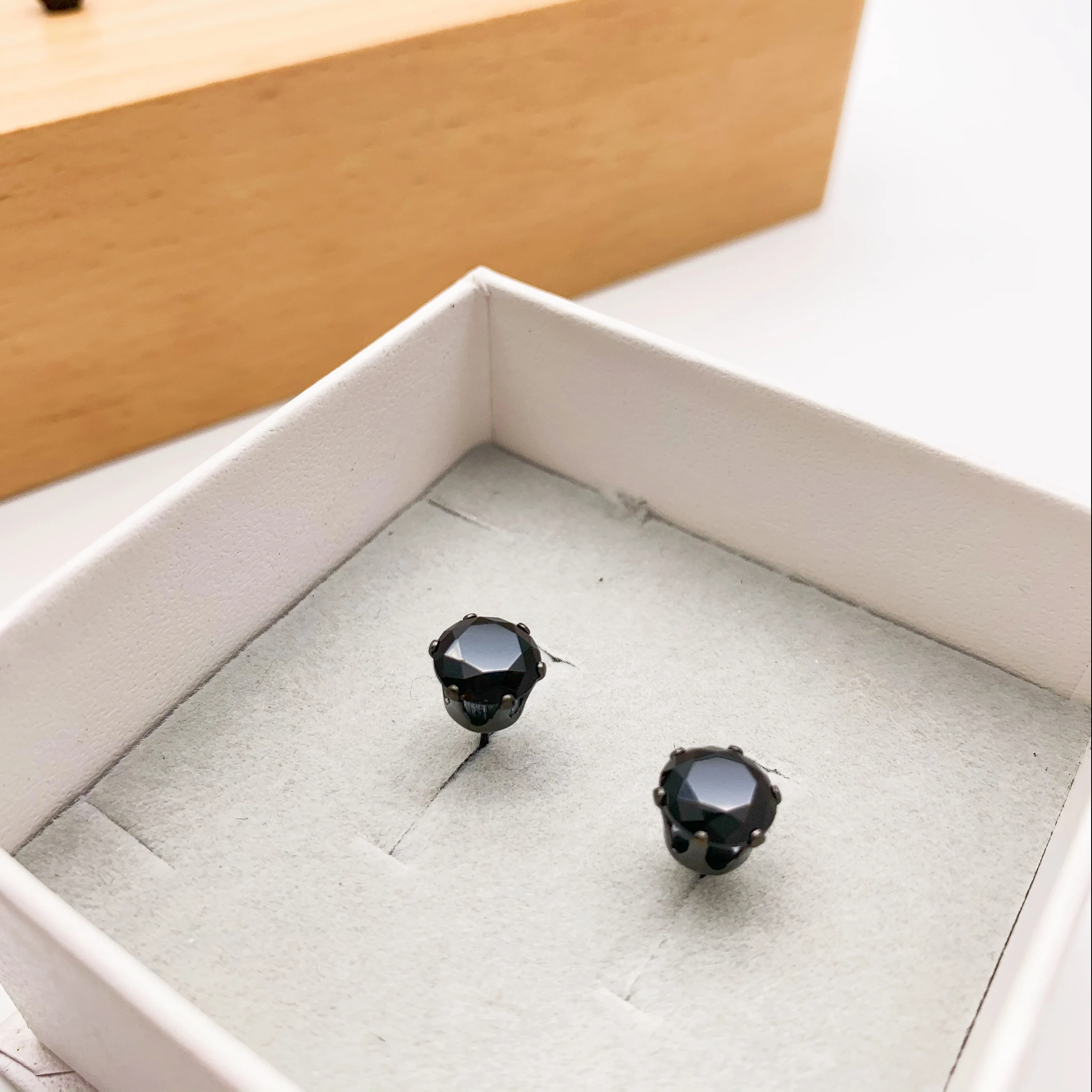 Классические маленькие милые черные циркониевые серьги в виде короны женские из