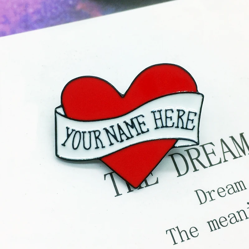 Красная металлическая эмалированная брошь с надписью You Name Here | Украшения и