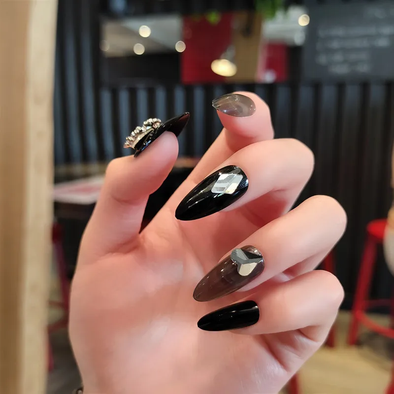 Накладные ногти с черным пронизывающим сердцем Длинные накладные в европейском