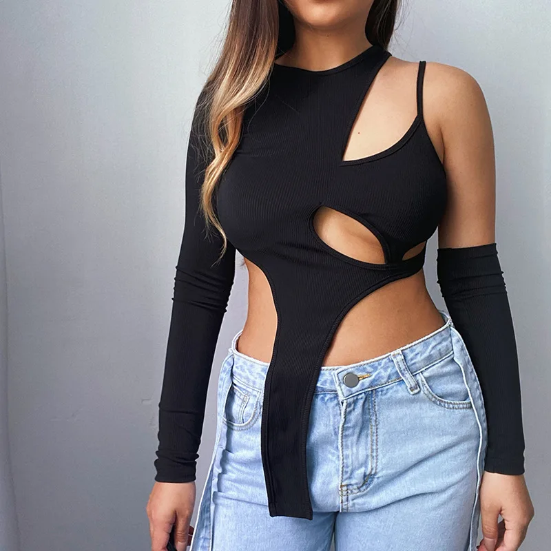 Женское боди с открытыми плечами длинным рукавом и вырезами |