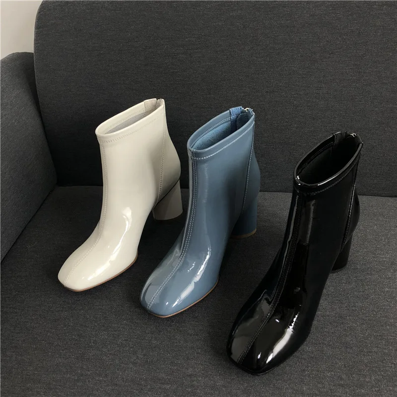 Женские полусапожки из лакированной кожи на высоком тонком каблуке светильник