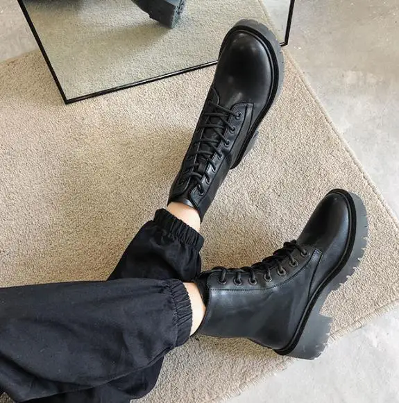 Черные короткие ботинки на высоком каблуке женские осенне зимние мотоциклетные