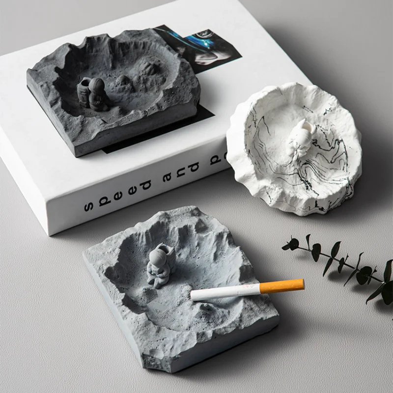 

Пепельница в скандинавском стиле астронавт ins ветер творческая личность тренд для дома гостиная цементная светильник Роскошная пепельница