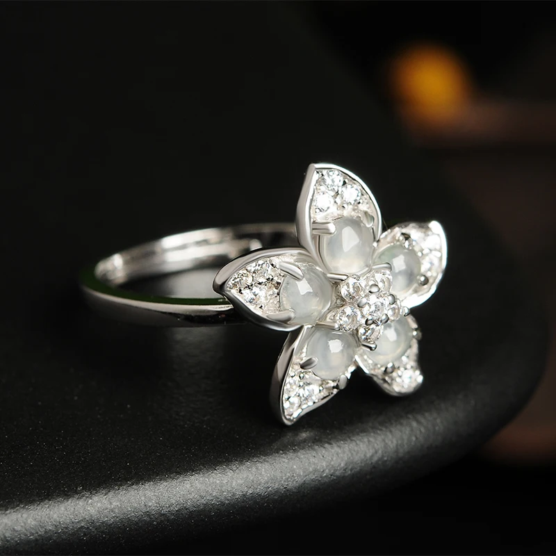 Кольцо из янтарского нефрита с цветком сливы инкрустированное серебром 925 пробы |