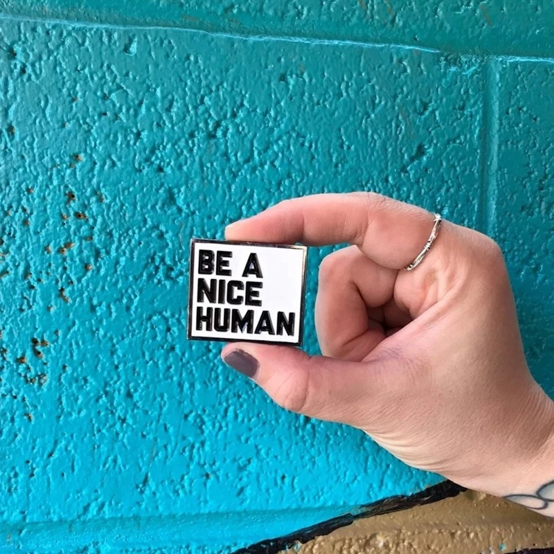Be A Nice Man эмалированная булавка вдохновляющая Kind текстовая коробка Цитата слоган