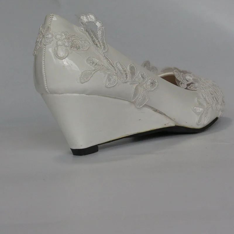 Женские свадебные туфли на танкетке белые кружевные низком каблуке с закрытым