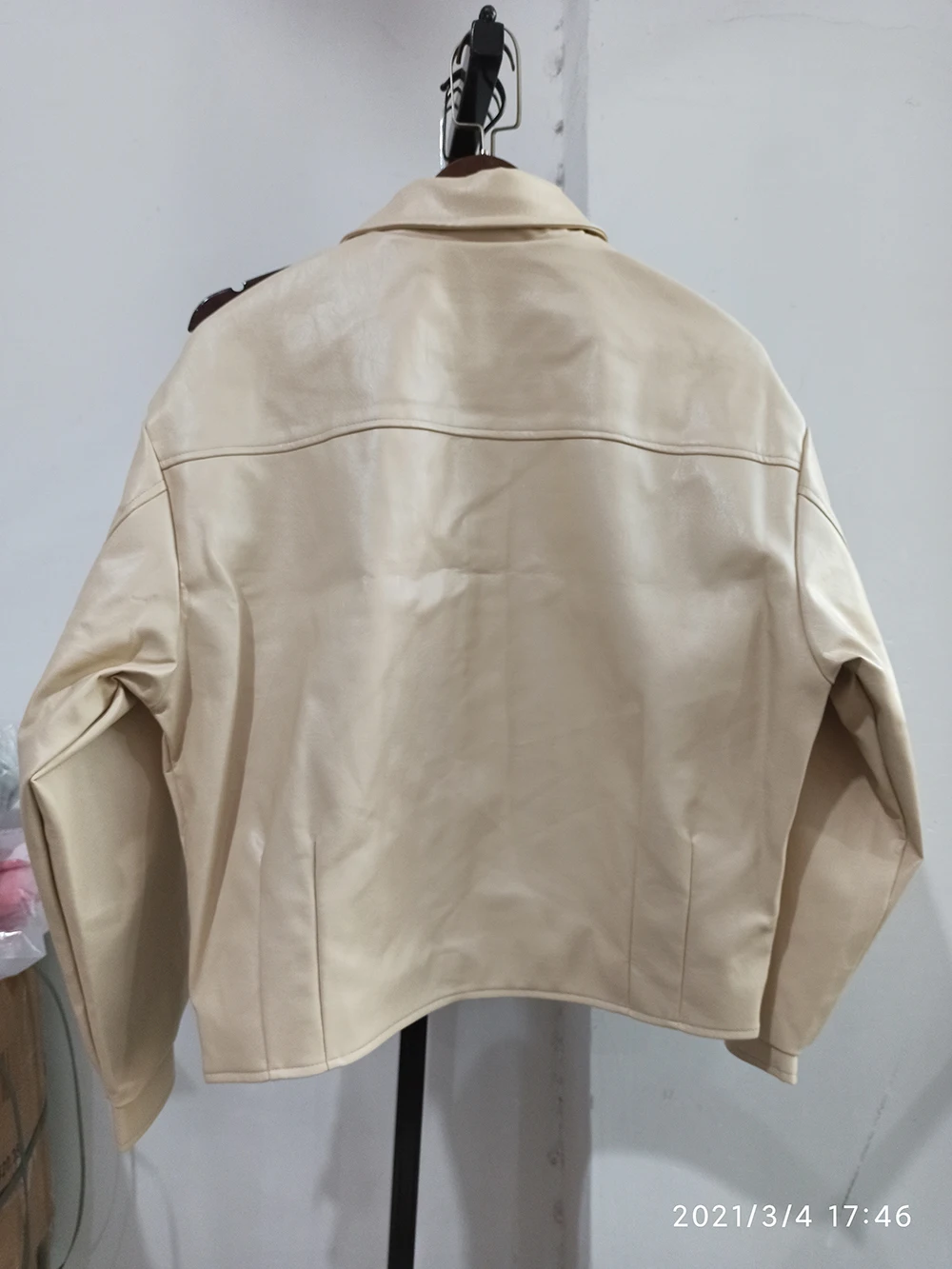 

primavera ispessita da uomo nuova tendenza abbigliamento in pelle PU bello sciolto coreano nuovo cappotto singolo seno 2021