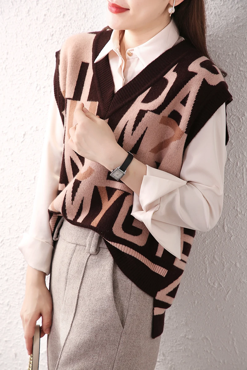 

Autumn and winter 2020 new loose letter cashmere waistcoat women pure wool vest lazy wind V lead the European tide