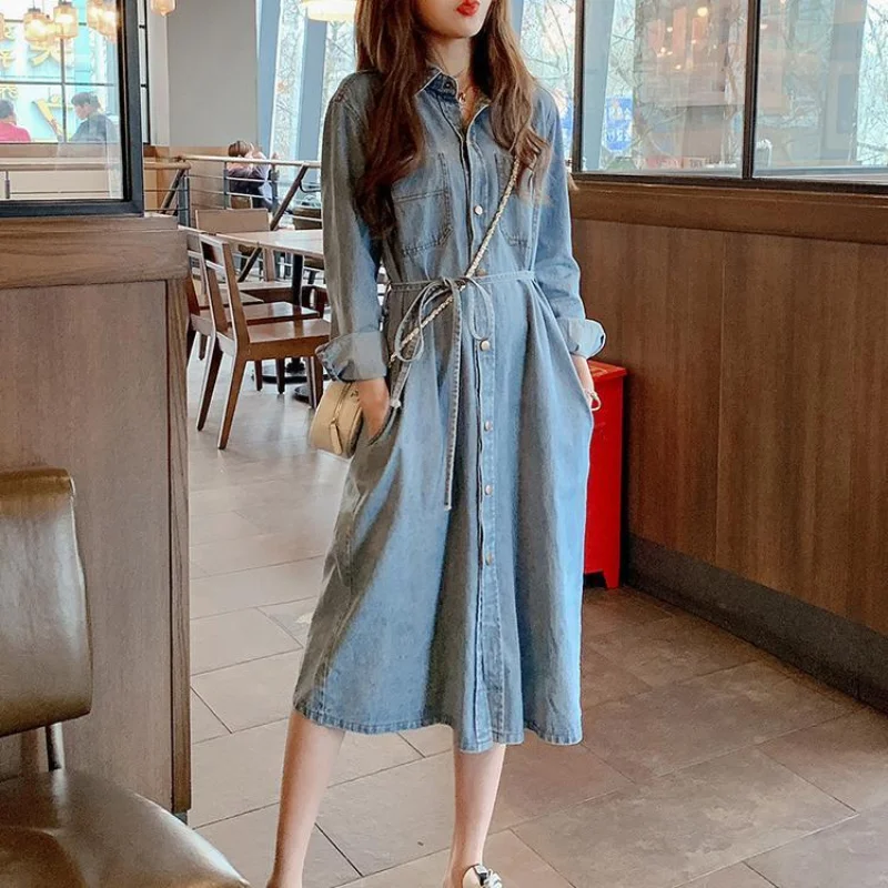 

Женское джинсовое платье-рубашка на одной пуговице, с длинным рукавом