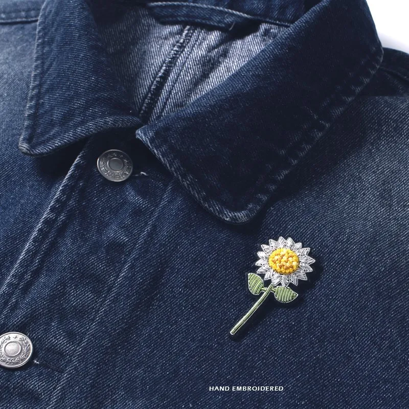 

Indian Silk Hand-embroidered Brooch Female Anti-glare Neckline High-end Pin Decoration Creative Wild Daisy Badge Tide