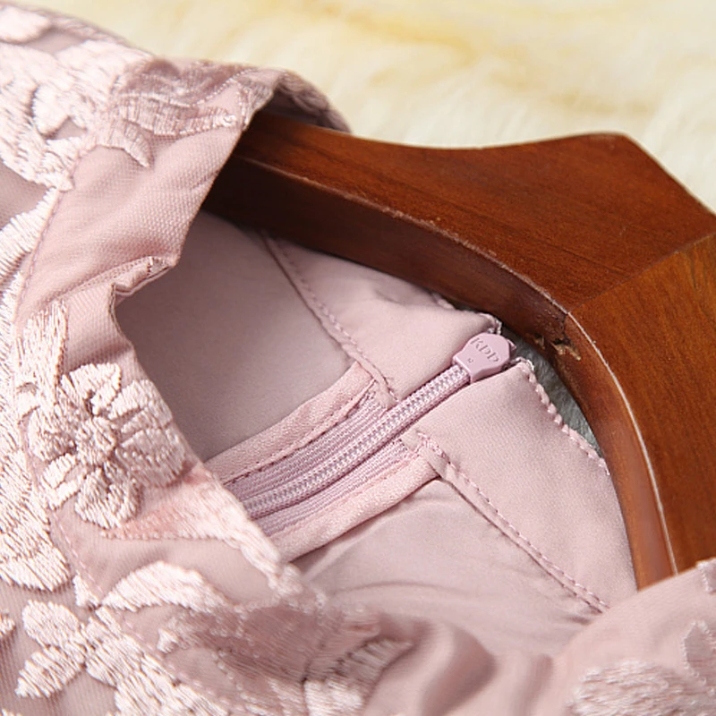 

2021 Autumn Designer Luxury Embroidery Mesh Long Maxi Party Dresses for Women Elegant Stand Collar Vintage Prom Princess Robe
