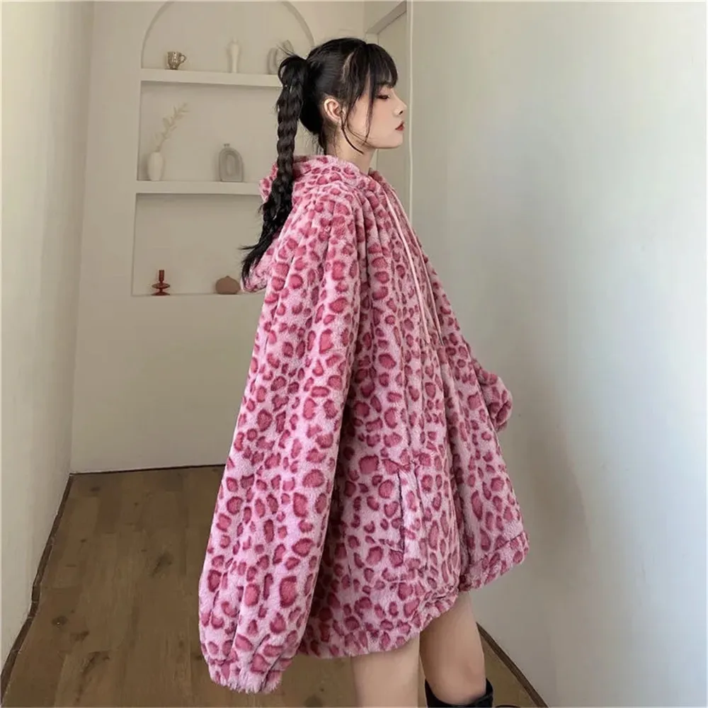 Женская куртка с леопардовым принтом зимняя утепленная свободная большого