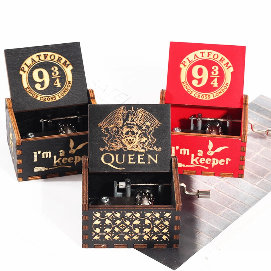 Деревянная музыкальная шкатулка с рукояткой большая резьбой в античном стиле