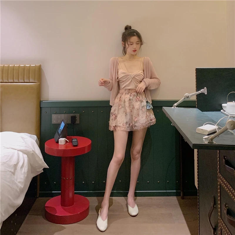 Женская одежда короткий топ на бретельках с V образным вырезом + свитер юбка