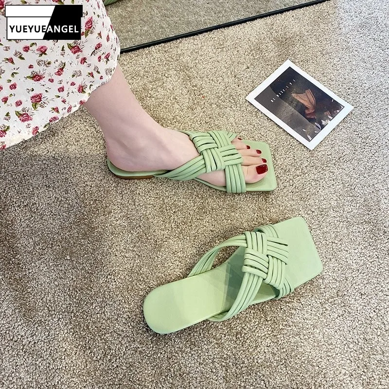 

Новинка, женские модные плетеные плоские тапочки, лето 2021, элегантные уличные выразительные винтажные Женские однотонные пляжные тапочки в...