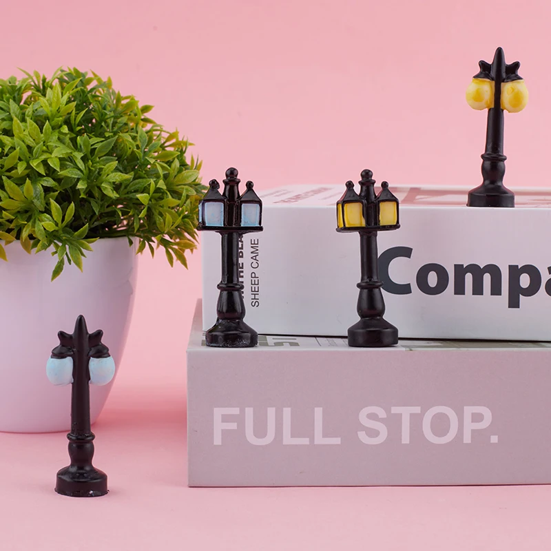 

1PC Retro Mini Street Garden Lamp Miniature Garden Ornament Streetlight Figurines Fairy Garden Decoration Resin Craft