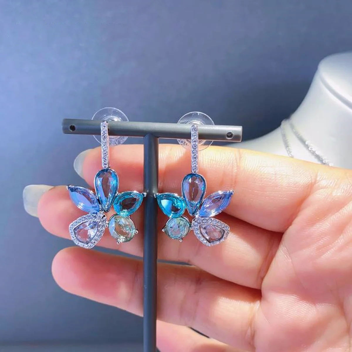 

SWA1:1 With Box Fashion Jewelry High Quality Exquisite Charm Elegant Blue Crystal Flower Female Pendant Necklace For Women