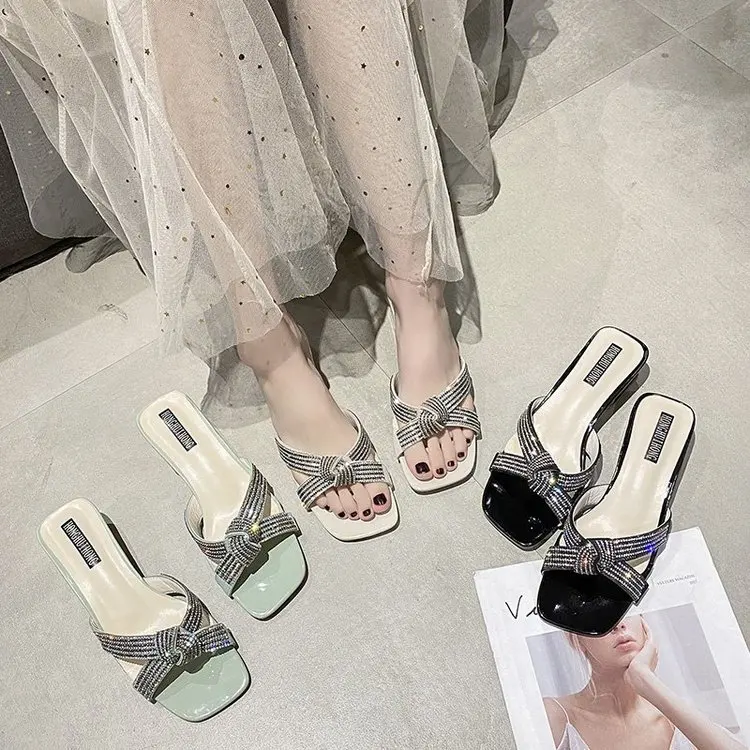 

Со стразами; Новинка женские тапочки; Сезон лето; Сандалии с квадратным носком; Женские туфли на каблуке; Босоножки; Цвет Черный; Удобные мод...